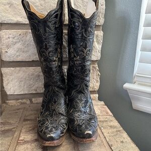 Elegant Black Embroidered Western Boots